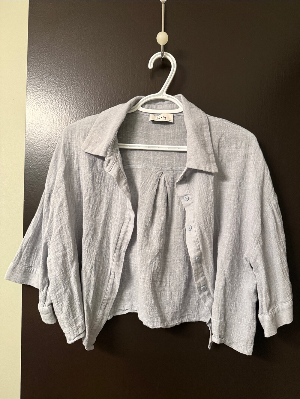 Sadie & Sage Light Gray Cropped Button-Front Top